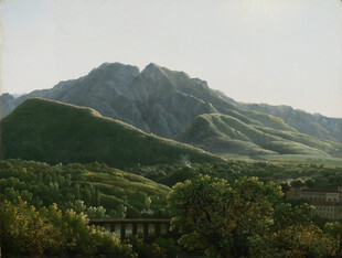 青山葱郁的秀丽山间景色