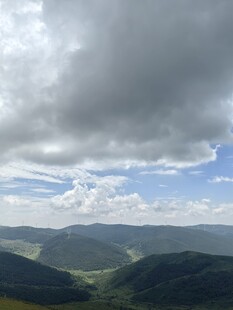 山峦云海间