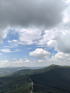 山峦云海间
