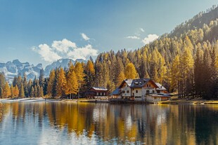 湖畔秋景中的温馨小屋