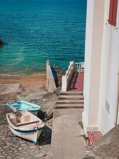 海边小屋旁的静谧小船