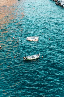 海上船只航行美景