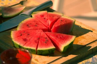 夏日鲜切西瓜摆盘特写