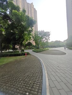 城市公园中的砖石步道景观