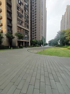 小区宽阔整洁的休闲步道
