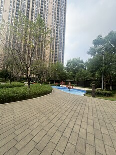 城市中宁静的户外休闲步道