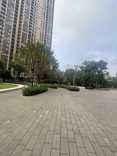 城市开阔的砖砌广场景观
