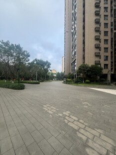 小区宽阔的户外休闲空间
