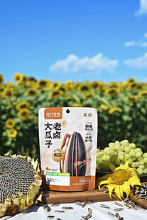 葵花籽产品展示于向日葵田