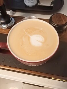 一杯精致拉花的热咖啡