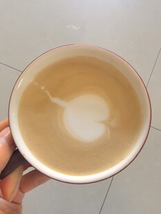 手持咖啡杯展示拉花图案