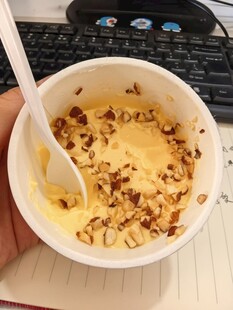 手持碗装美味坚果布丁