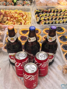 多样饮品与美食聚会场景