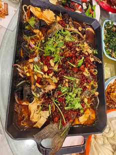 美味香辣烤鱼诱人上桌