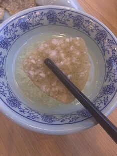 青花瓷碗中的米粥