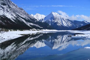 雪山湖泊的静谧风光