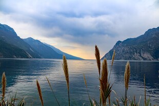 湖畔山景静谧自然风光