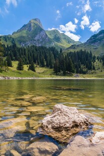 山间清澈湖泊与巨石美景