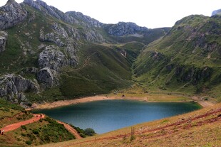 山间幽蓝湖泊美景
