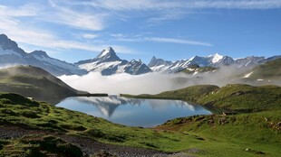 高山湖畔美景