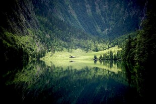静谧山水间的绝美湖景