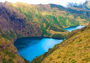山间蓝湖美景