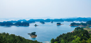 湖光山色中的美丽岛屿