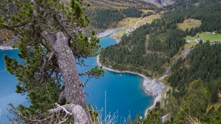 高山间的澄澈蓝湖美景