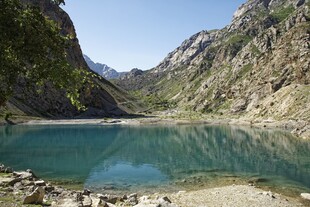 山间幽蓝湖泊美景