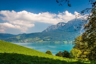 湖畔青山美景