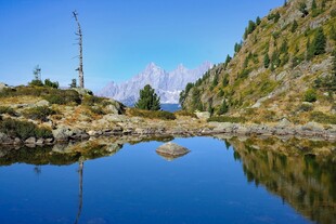 山间静谧湖景秀丽风光