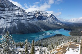 雪山下的蓝色湖泊美景