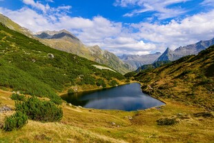 山间湖畔美景