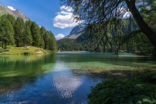 山间碧湖美景