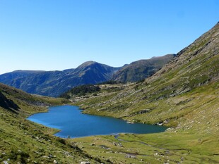 山间蓝湖美景