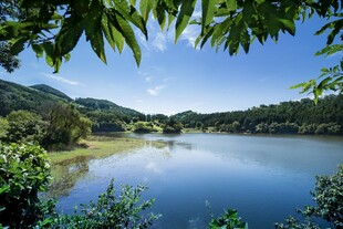 湖畔青山间的秀丽风光