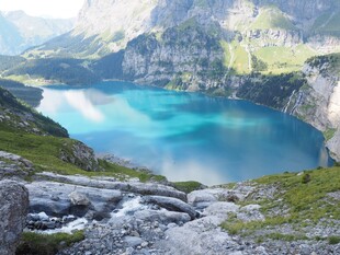 高山间的澄澈蓝湖美景