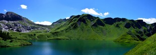 青山环抱的碧绿湖泊