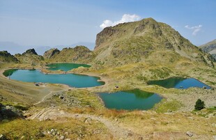 高山湖畔美景