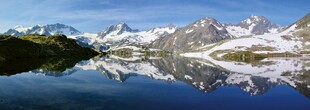 雪山湖泊美景倒影