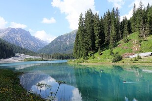 山间碧湖美景