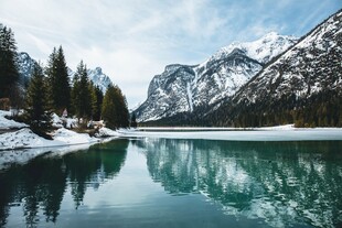 雪山湖泊静谧风光