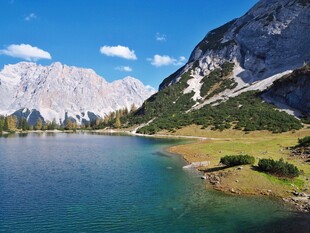 高山湖畔美景
