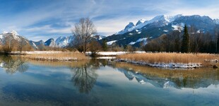 雪山下的宁静湖泊美景