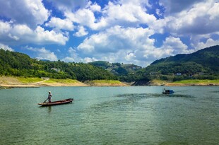 青山绿水间的悠然小船