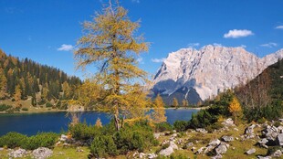 秋日山间湖泊壮丽美景