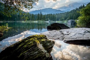 山间溪流旁的秀丽湖景