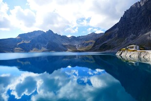 高山湖泊的美丽倒影