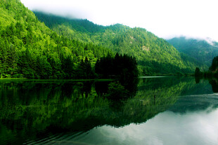 青山绿水间的静谧湖面