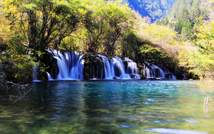 山间秀丽瀑布与碧绿湖水